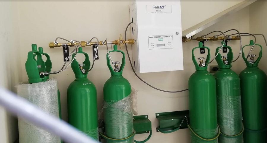Central de gases medicinales con cilindros de oxígeno
